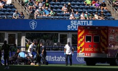 雷速:Sounders GK Stefan Frei在救护车上与机组人员对抗